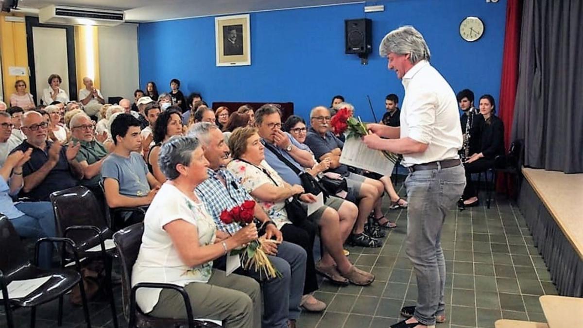 Moment en què l’alcalde, Dionís Guiteras, s’adreça als familiars de Joan Vilalta | AJUNTAMENT DE MOIÀ