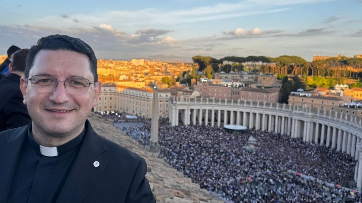 El sacerdote crevillentino monseñor Díaz Tenza ha vivido en el Vaticano la presentación del nuevo papa León XIV
