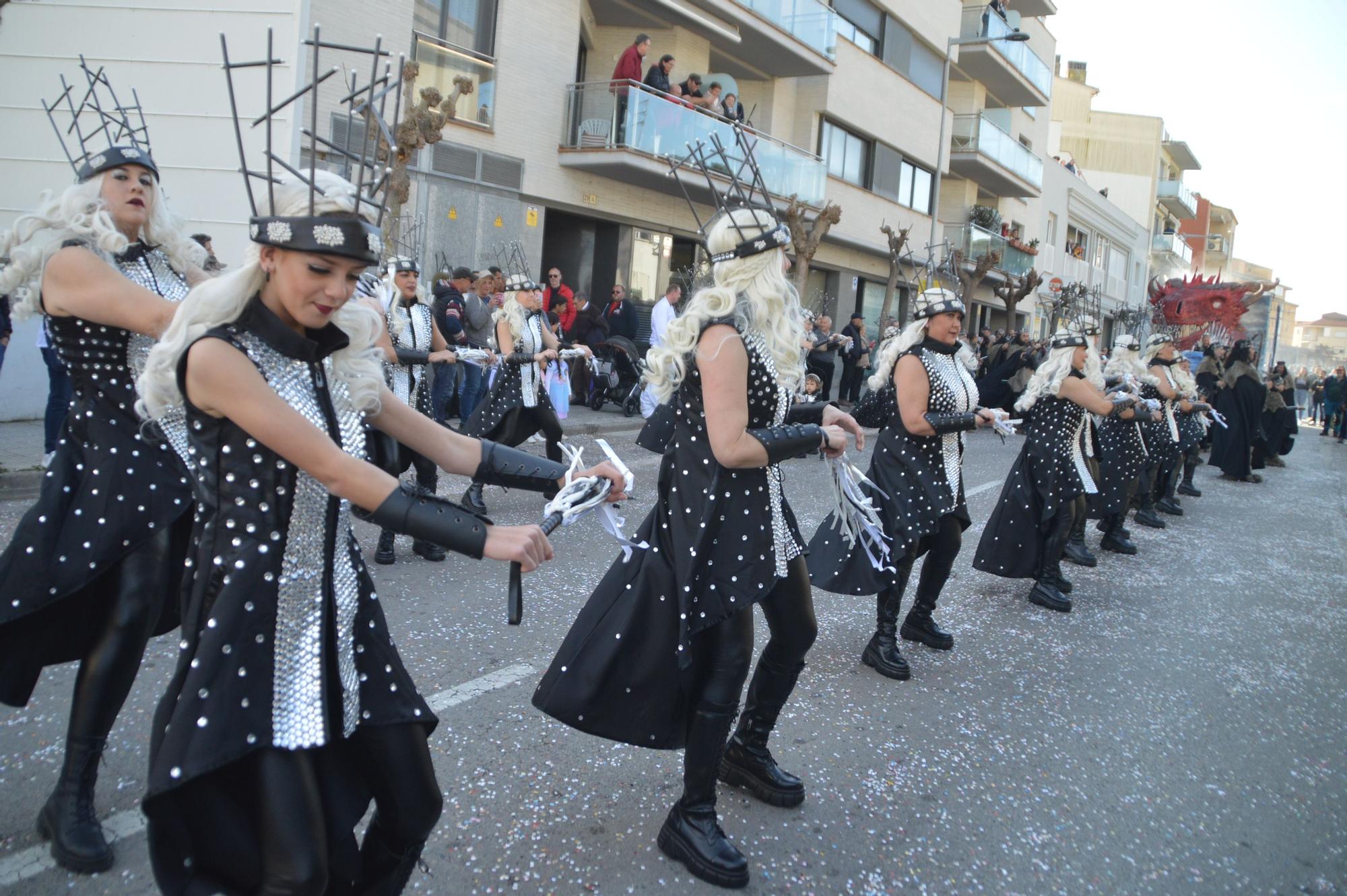 L'Escala vibra amb una rua de carnaval carregada d'imaginació