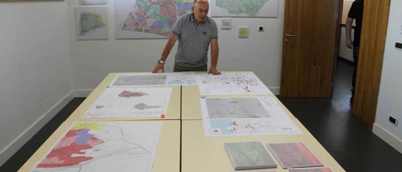 Miguel Couto, mirando ayer algunos planos en la sala donde se expone el plan urbano de Noreña.