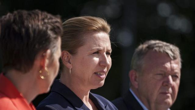 La primera ministra de Dinamarca, Mette Frederiksen (centre), ahir.   | LISELOTTE SABROE / EFE