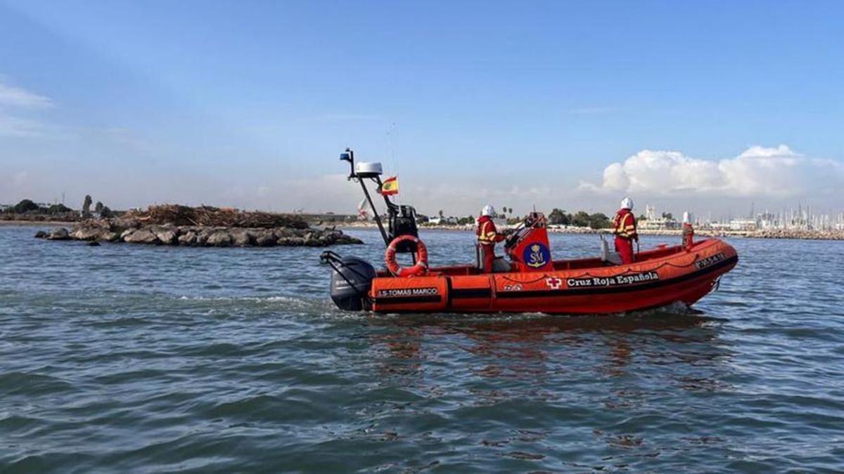Medios acuáticos y terrestres de Cruz Roja peinan el mar y la Albufera