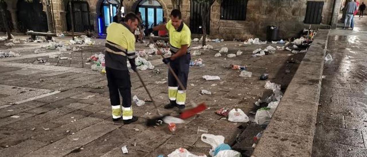 Restos de un botellón en Pontevedra.