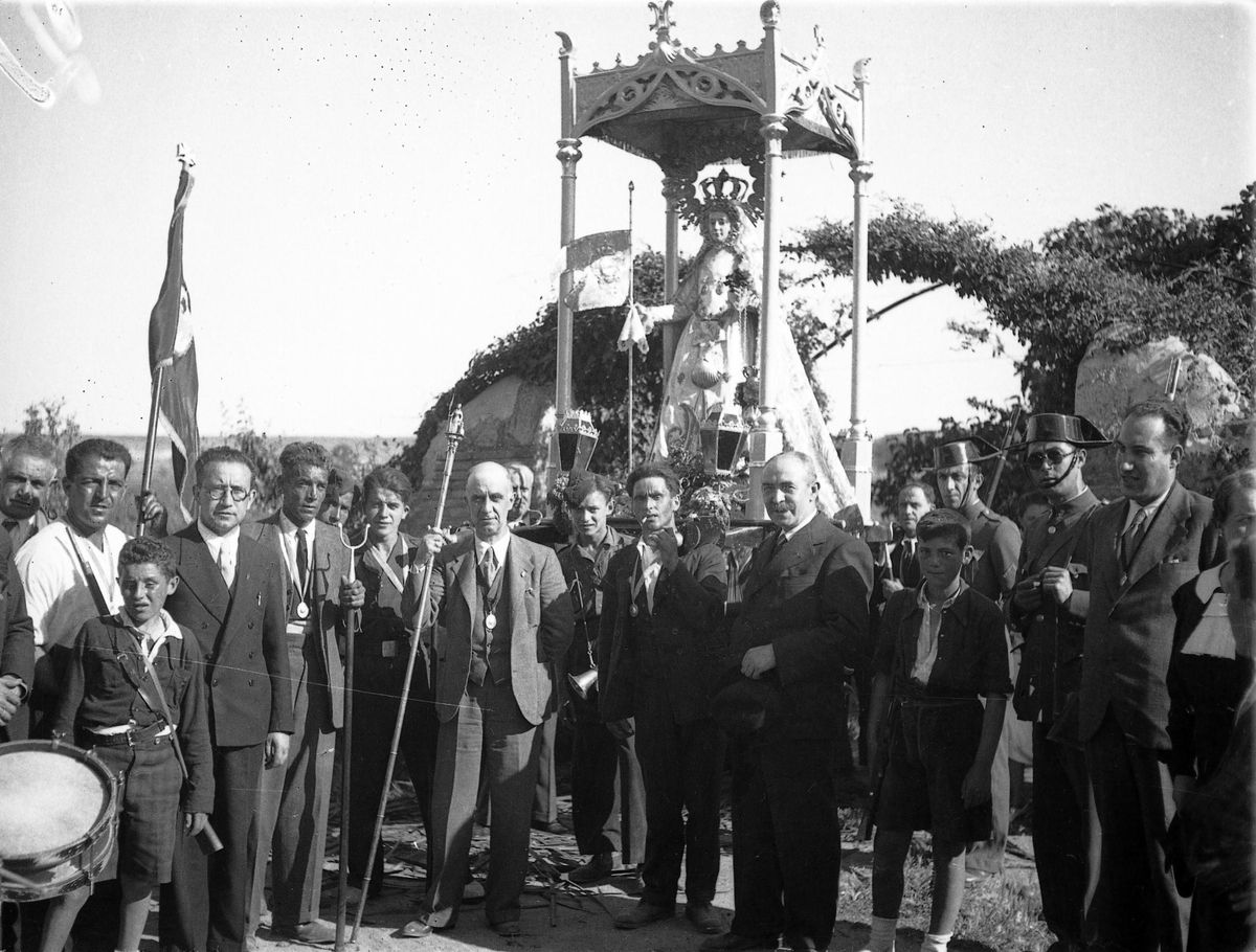 Romería de la Virgen de la Concha a La Hiniesta en 1938, la tradición nacida en 1291 no se interrumpió durante la Guerra Civil Española.