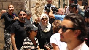 Fotografía que muestra a un matrimonio de ancianos palestino, Nora Gaith y Mustafa Sub Laban, que fue desalojado este martes de su casa en la Ciudad Vieja de Jerusalén tras resistir un mes dentro de ella oponiéndose a la orden de expulsión, después de un litigio judicial de más de 45 años en que la Justicia israelí acabó dictaminando a favor de un grupo de colonos judíos. EFE/ Joan Mas