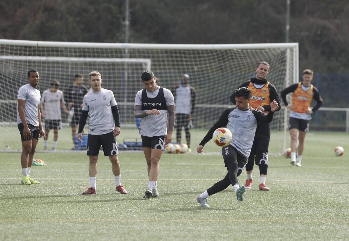 Natalio remata un balón, ante la mirada de Quicala, Cayarga, Raúl Rubio y Kevin Bautista. | LUISMA MURIAS