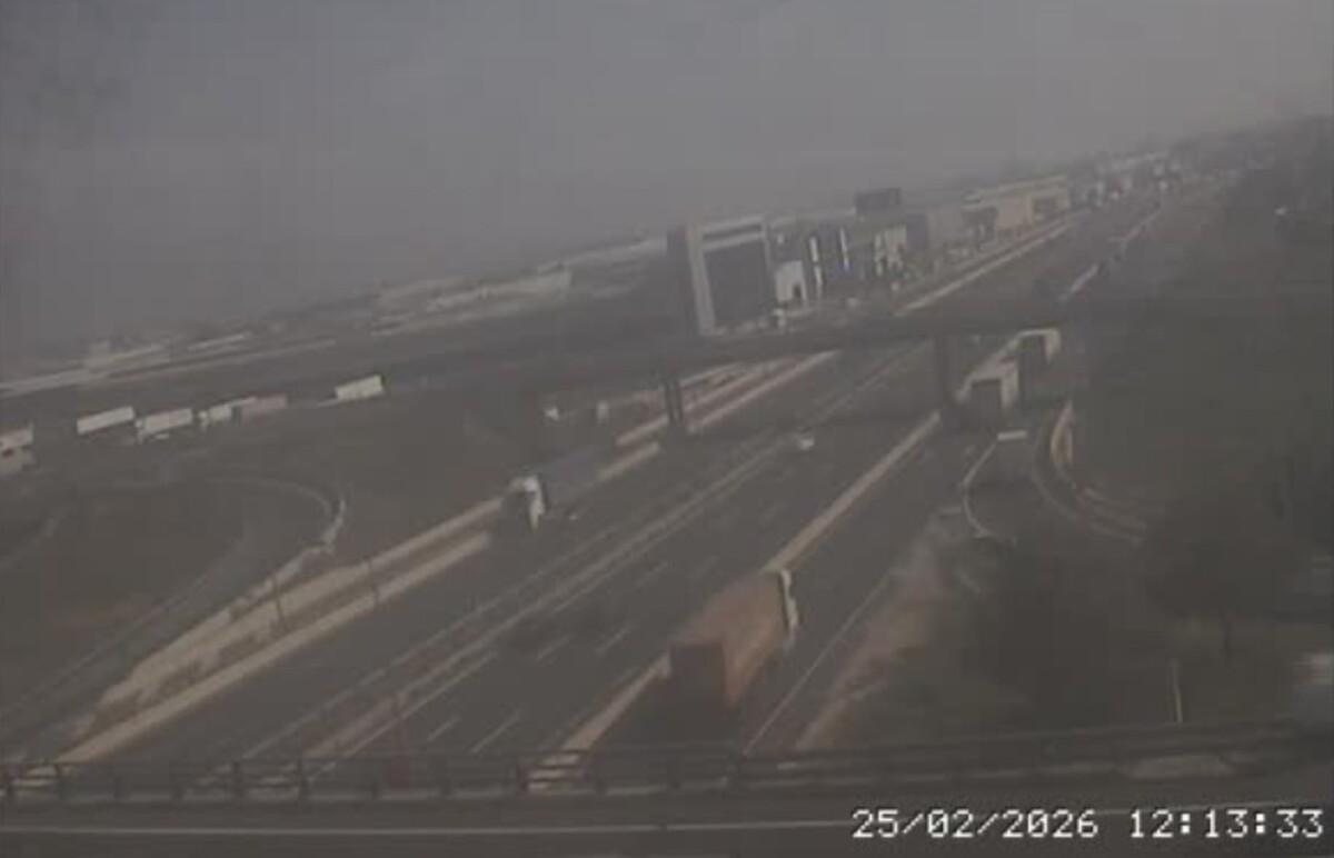 Imagen de la A-3 esta mañana invadida por la niebla y las nubes bajas que están entrando por el litoral de Valencia.