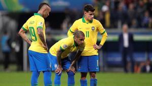 Dani Alves se prepara para lanzar una falta junto a Everton y Coutinho.