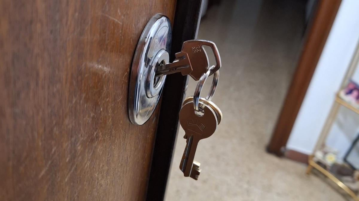 La llave que una de las chicas de la casa de citas introdujo por error en otro piso del bloque.