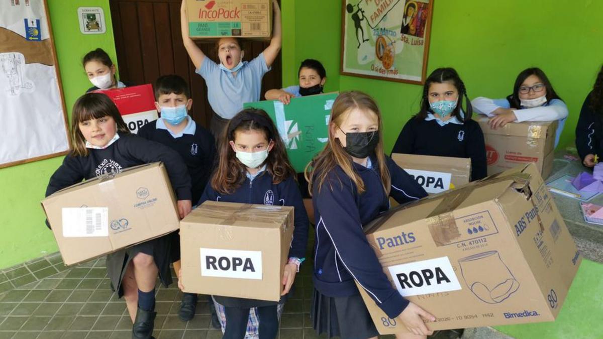 Niños del colegio Virxe Milagrosa de Bueu con material humanitario para Ucrania.  | // FDV 