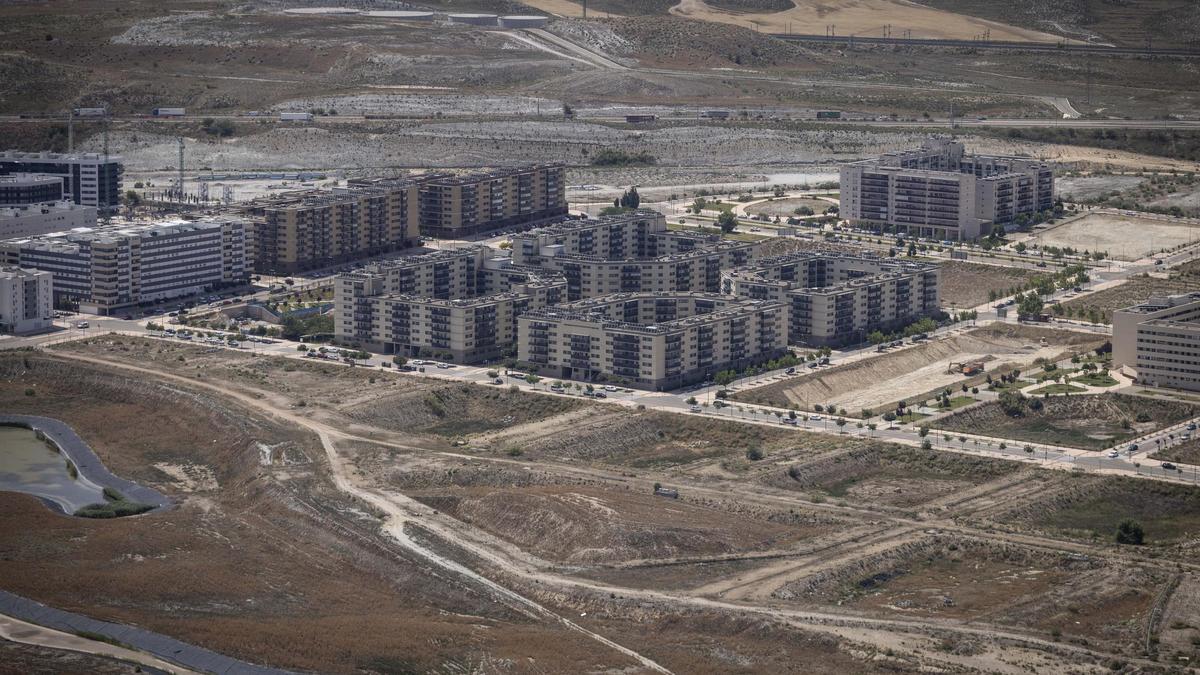 Parcelas que se van a urbanizar próximamente en Arcosur para 812 viviendas, entre la avenida Patio de los Naranjos y los lagos.