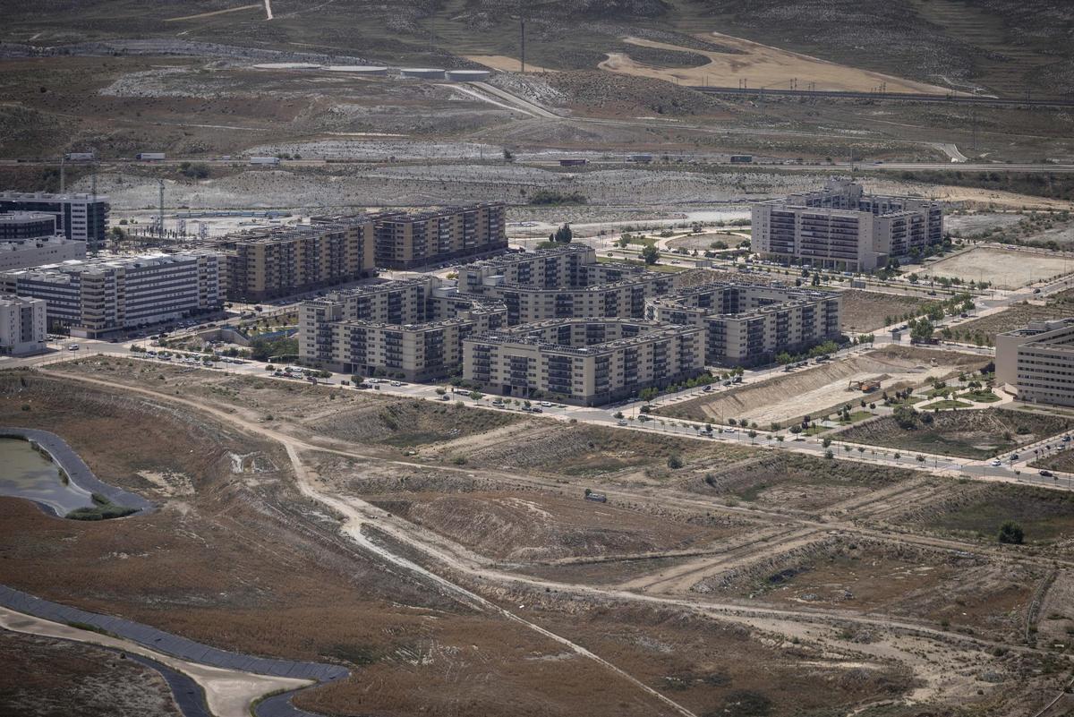 Parcelas que se van a urbanizar próximamente en Arcosur para 812 viviendas, entre la avenida Patio de los Naranjos y los lagos.