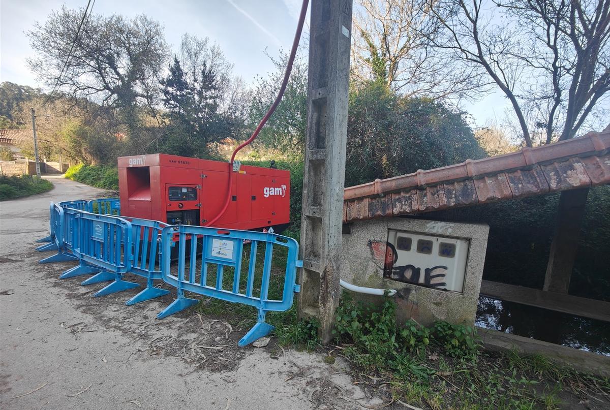 Uno de los dos grupos electrógenos, ayer, que mantienen el servicio en estos barrios.