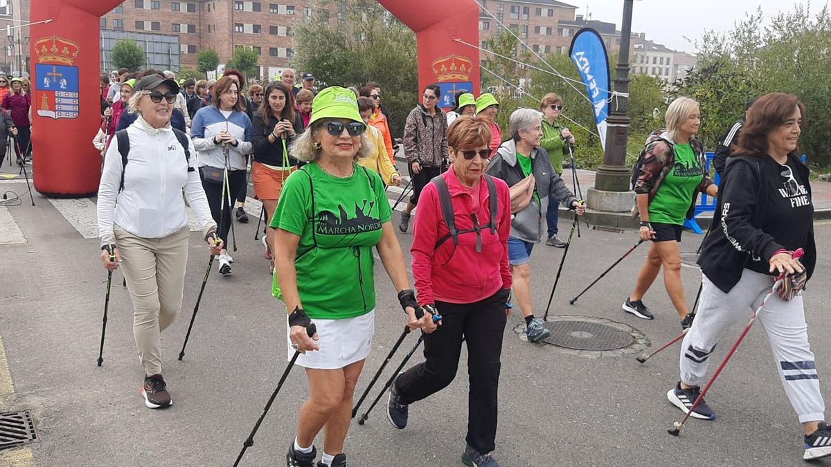 Llanera, a paso ligero en su primer encuentro de Marcha Nórdica