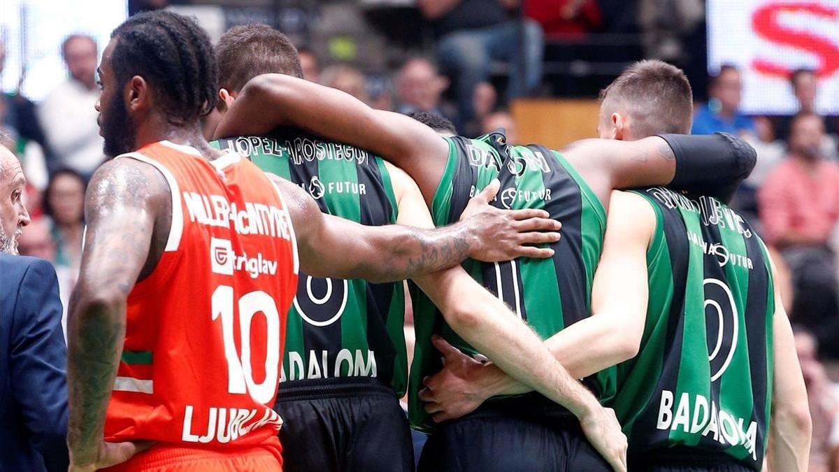 El alero israeli del Joventut de Badalona Shawn Dawson (centro) se retira lesionado ayudado por sus companeros Nenad Dimitrijevic (derecha) y Xavi Lopez-Aristegui (segundo por la izquierda), el 29 de octubre del 2019