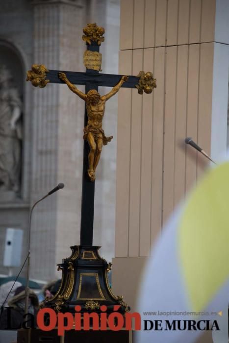 La cofradía de la Vera Cruz entrega el óbolo del J