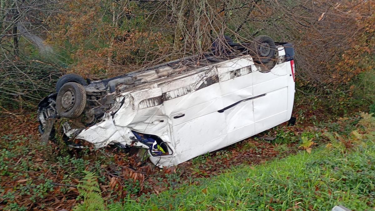 La furgoneta, que volcó al salir de la vía.