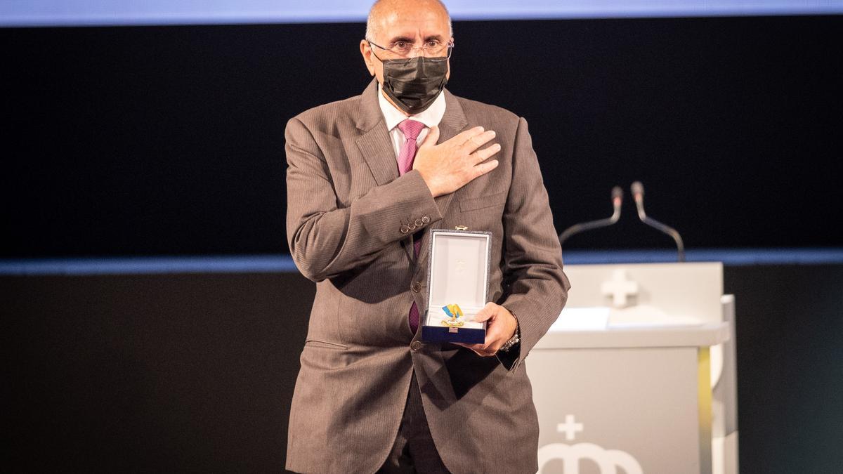 Cruz Roja de Canarias. Recibe la Medalla de Oro por estar junto a los más vulnerables y por su labor de acogida a los inmigrantes que llegan a las costas de Canarias. Recoge el galardón Antonio Rico, presidente de Cruz Roja en Canarias.