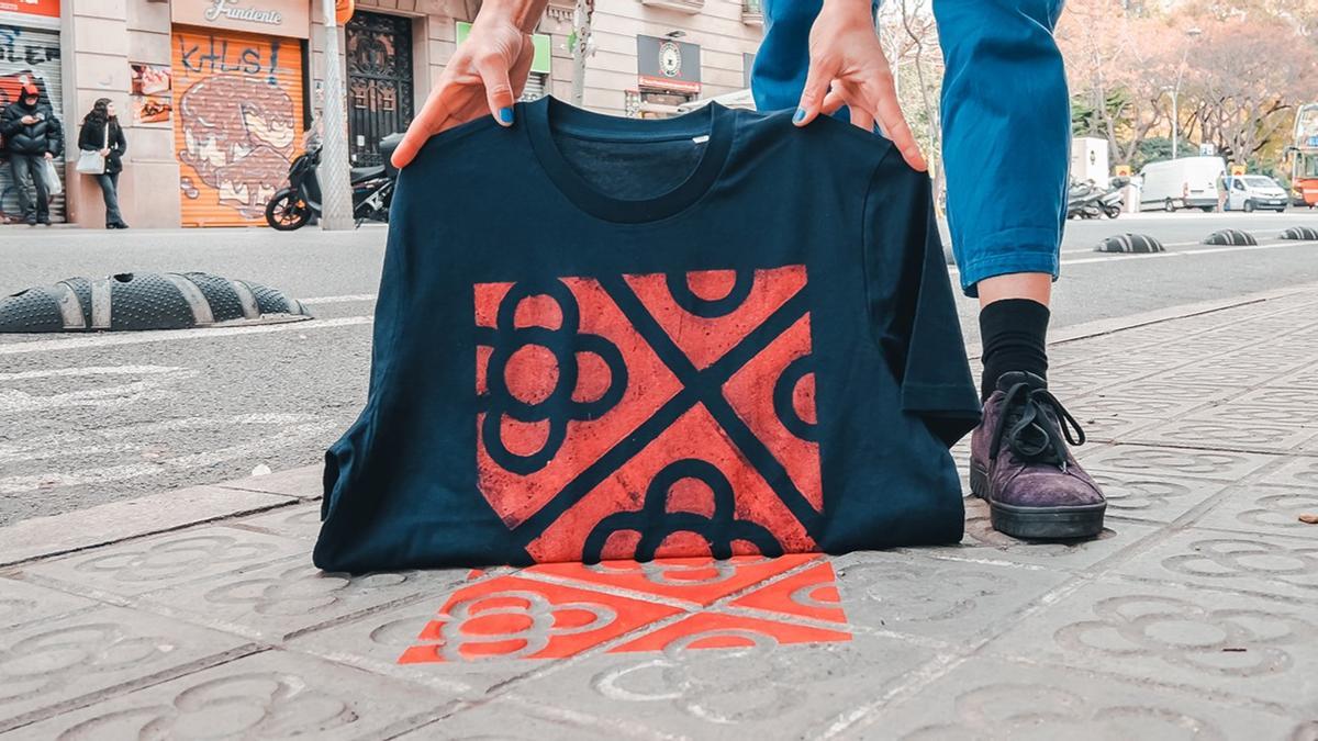 Emma France Raff estampa una camiseta con los 'panots' de flor de la calle Mallorca.