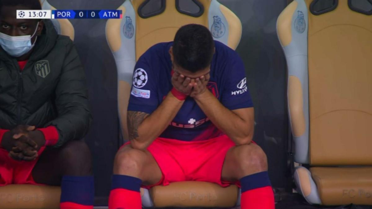 Luis Suárez, destrozado en el banquillo tras su lesión