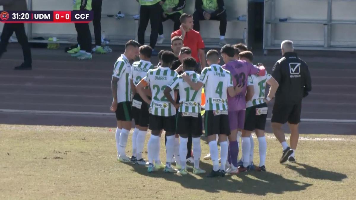 Iván Ania da instrucciones y ánimo a sus jugadores tras el incidente de Gudelj durante el encuentro entre el Córdoba CF y el Melilla.