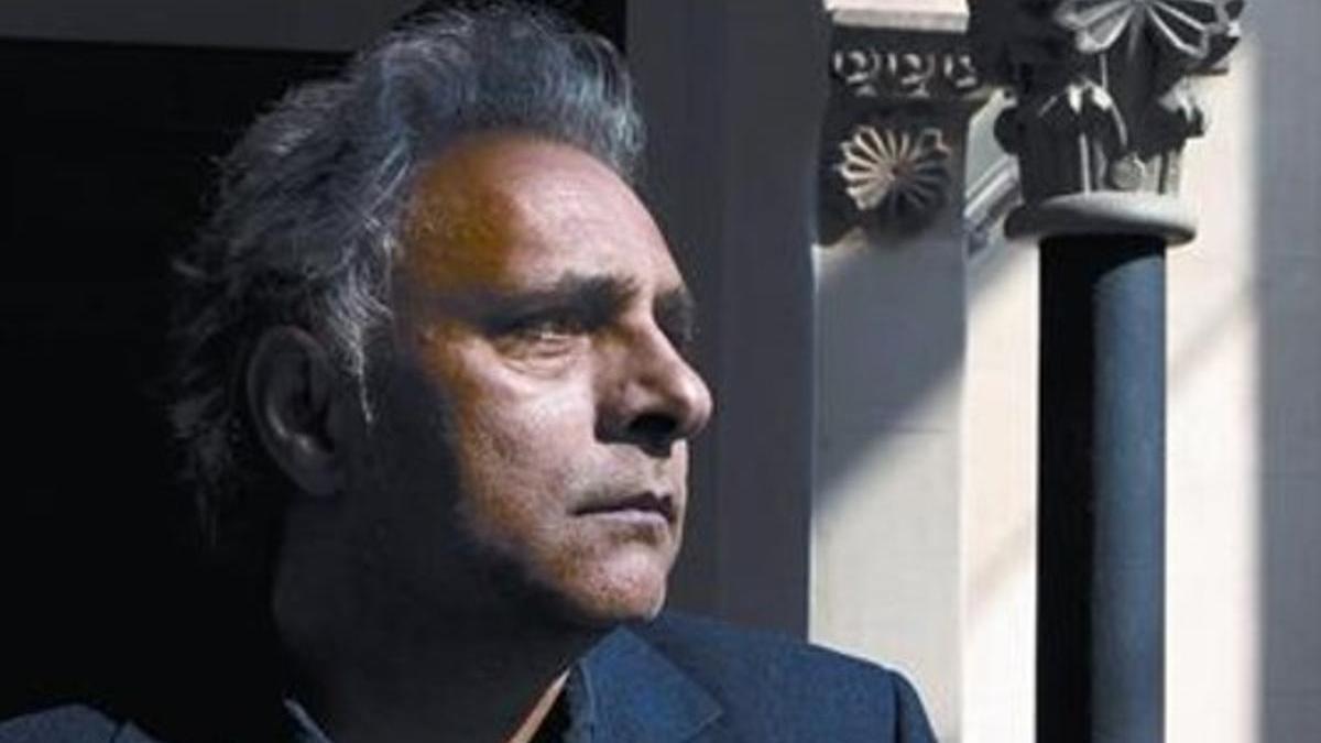 El escritor británico Hanif Kureishi, ayer en un céntrico hotel de Barcelona.