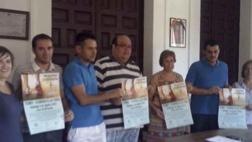 Autoridades municipales y miembros de la AECC durante la presentación de la marcha.