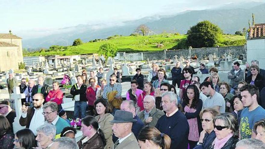 Asistentes al acto conmemorativo de la proclamación de la II República, en el cementerio llanisco de Camplengu.