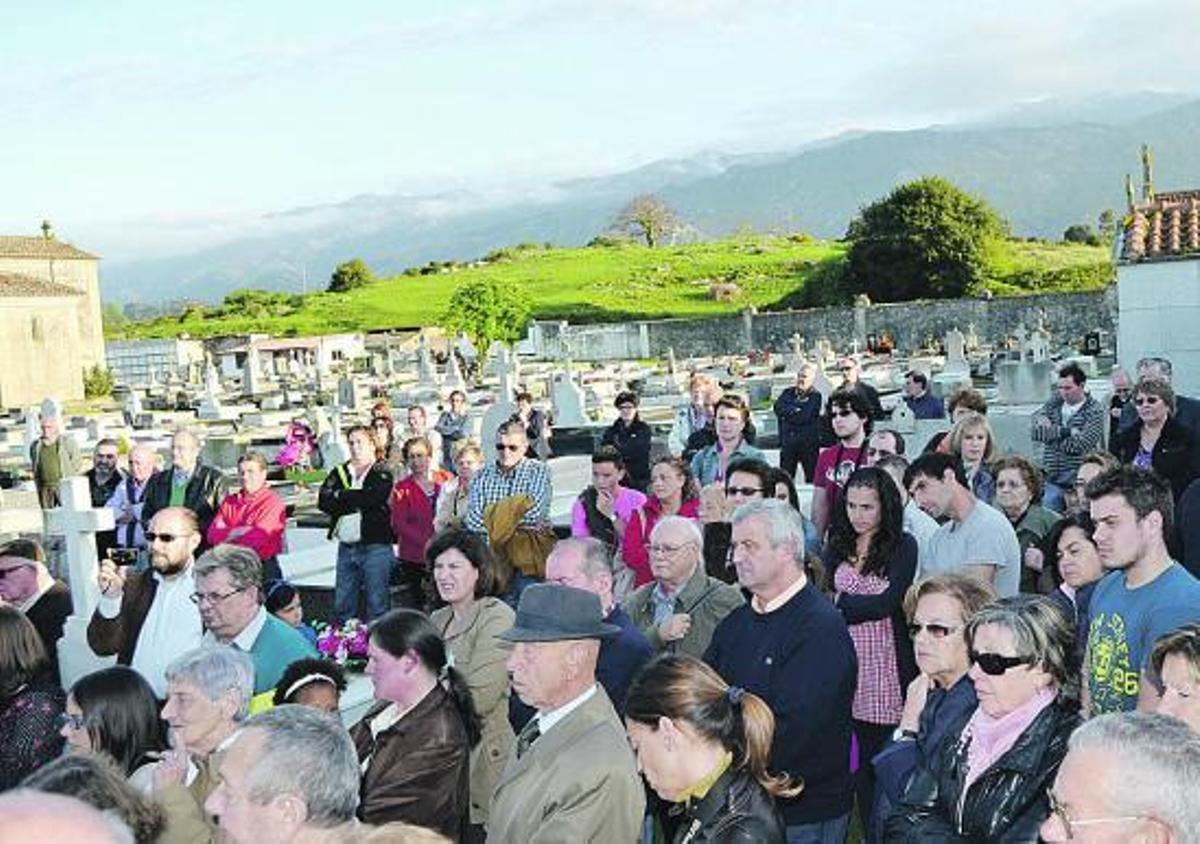 Asistentes al acto conmemorativo de la proclamación de la II República, en el cementerio llanisco de Camplengu.