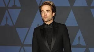 Con Robert Pattinson (imagen) como el héroe enmascarado, The Batman, que se estrenará el 4 de marzo del próximo año, presentó hoy un nuevo tráiler en el que también aparecen otros actores del elenco como Zoë Kravitz (Catwoman), Colin Farrell (The Penguin) o Andy Serkis (Alfred Pennyworth). Fotografiá de archivo. EFE/EPA/NINA PROMMER