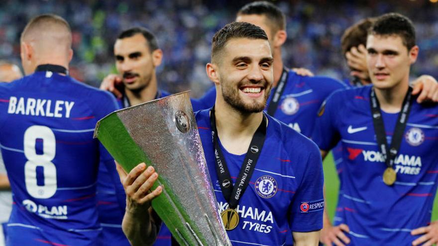 Kovacic, con el trofeo de campeón de la Liga Europa el pasado mes de mayo