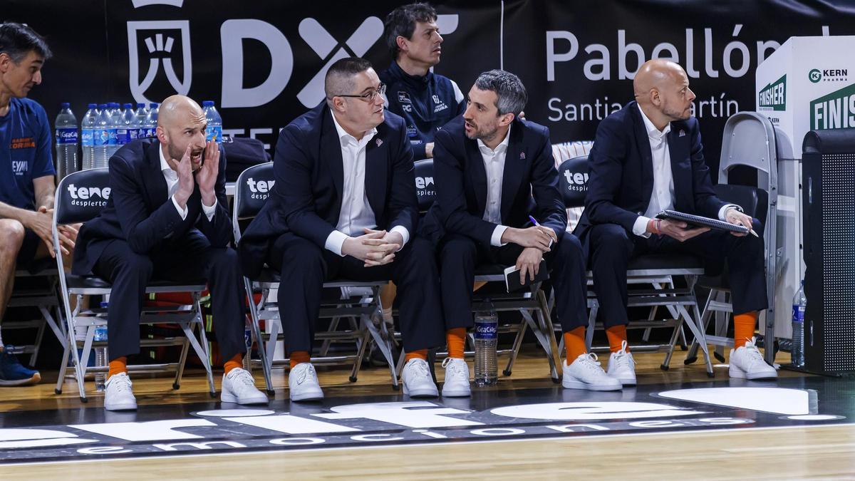 Diego Epifanio, junto a su cuerpo técnico en el partido contra La Laguna Tenerife.