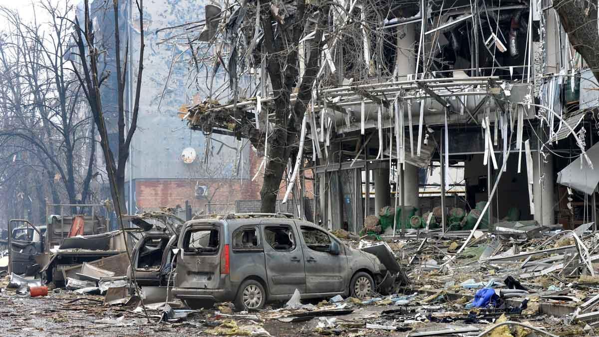 Un edificio destrozado tras bombardeos rusos en Járkov, Ucrania