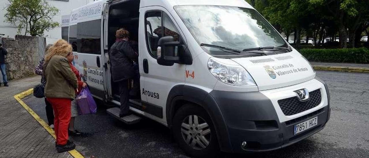 Transporte de pasajeros al Hospital de O Salnés impulsado desde Vilanova. // Noé Parga