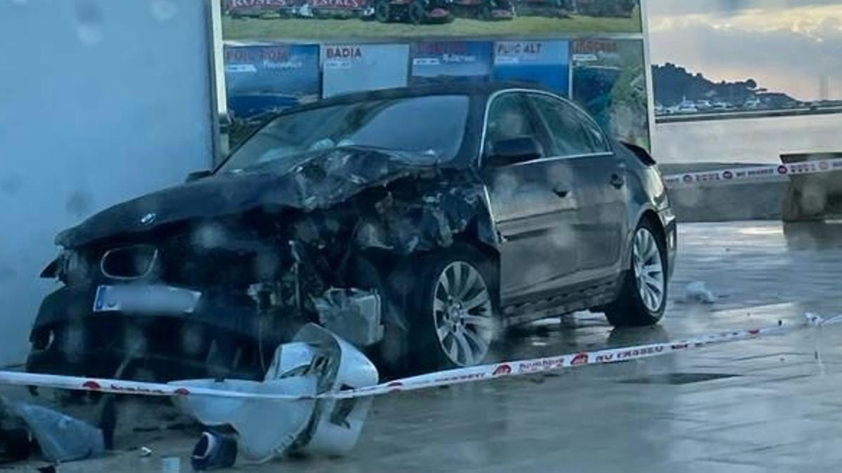 El vehicle al passeig marítim de Roses amb les destrosses