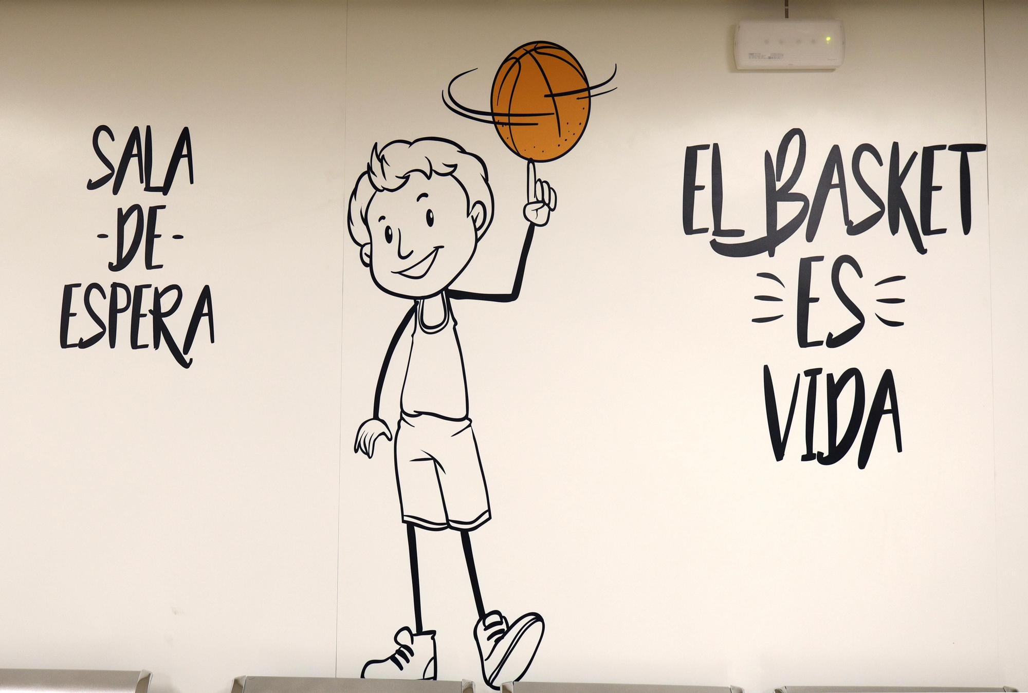 La nueva sala de espera del Hospital Materno Infantil tras la intervención de la asociación 'El Basket es vida'