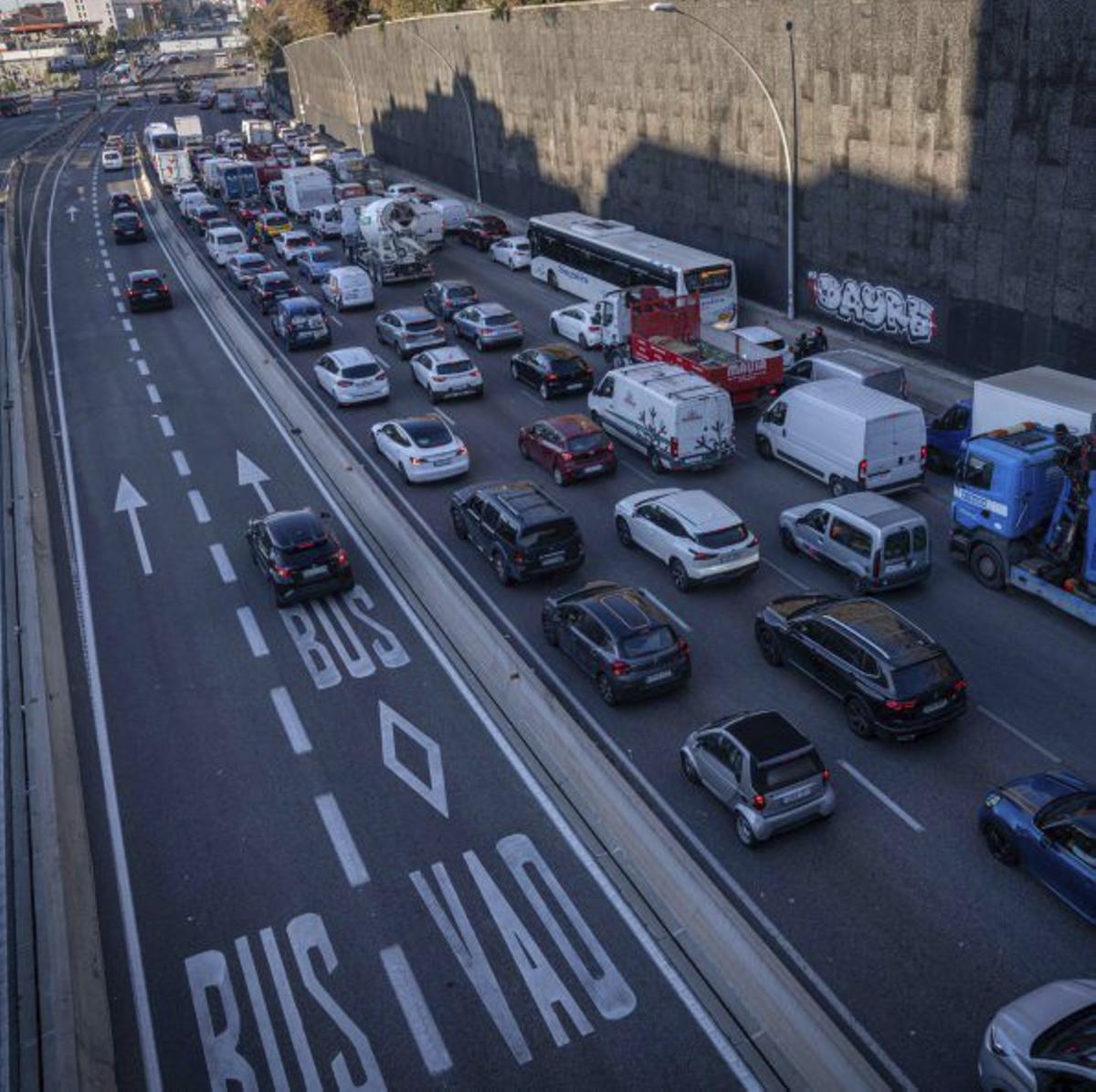 L’Ajuntament estudia allargar el carril VAO de la Meridiana