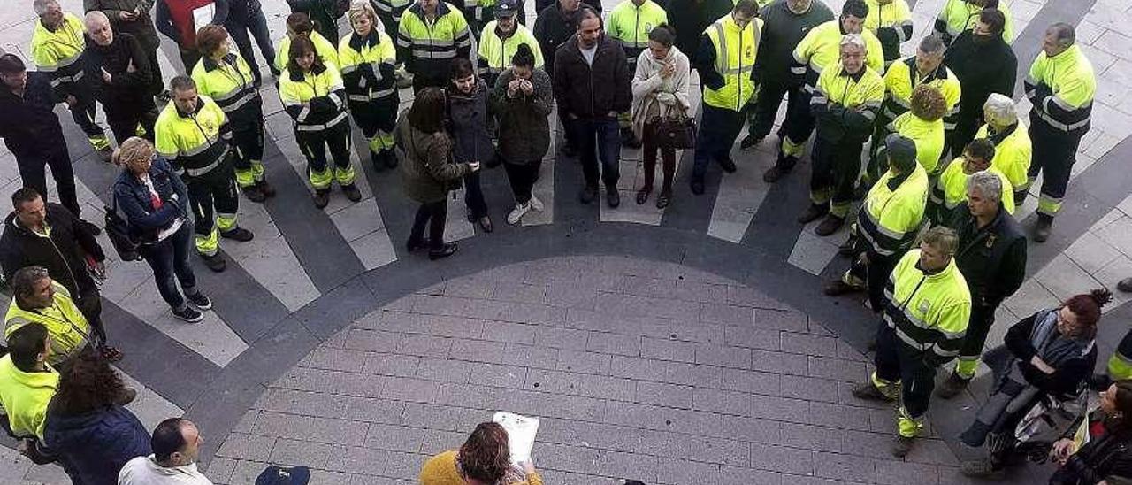 Trabajadores del Ayuntamiento de Mieres, durante una asamblea.