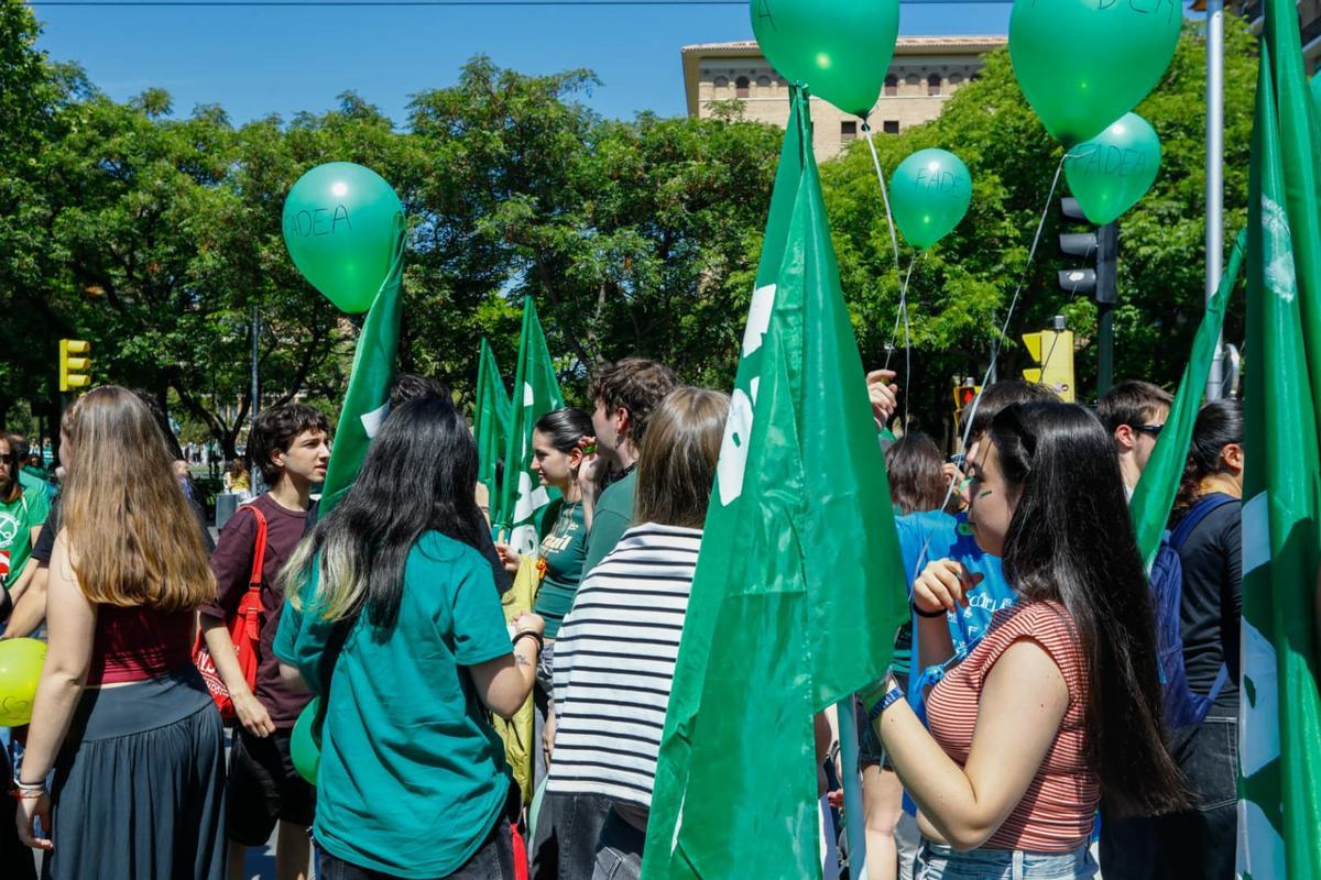 Los estudiantes se manifiestan en el segundo día de huegla por la educación pública.