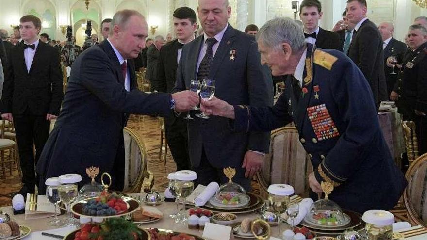 Putin, en una recepción a los veteranos de la II Guerra Mundial, tras su rueda de prensa anual de balance del ejercicio. // Reuters