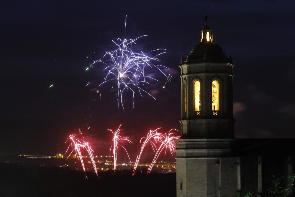 El castell de focs de Sant Jordi, a Girona.