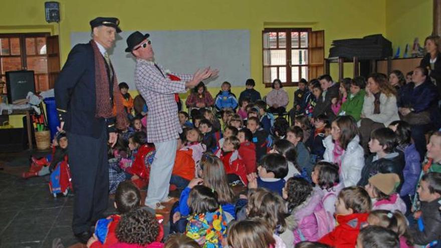 Los escolares siguen atentamente una de las interpretaciones de «Game» intercaladas durante el concierto.