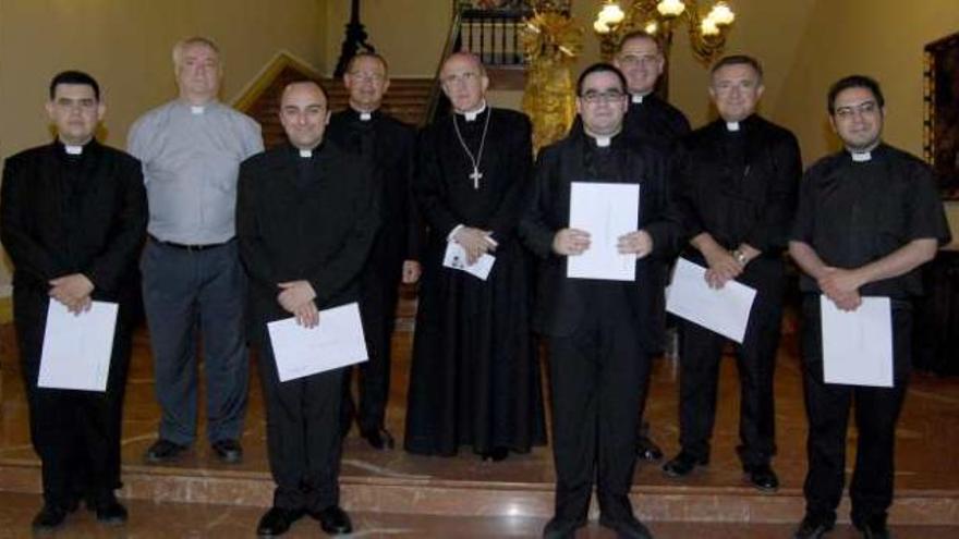El padre Ismael Ortiz, a la izquierda de monseñor Osoro, tras los nombramientos de ayer.