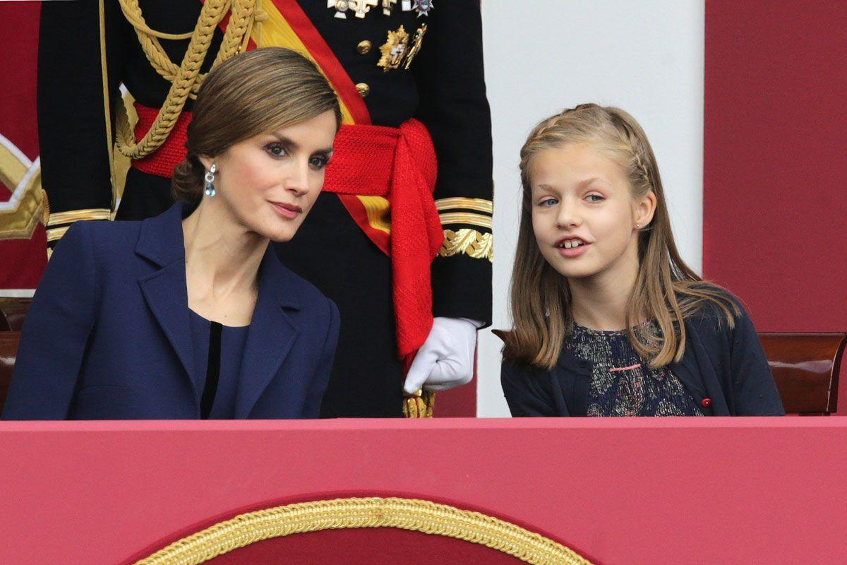 Doña Letizia junto a Leonor en el desfile de las Fuerzas Armadas