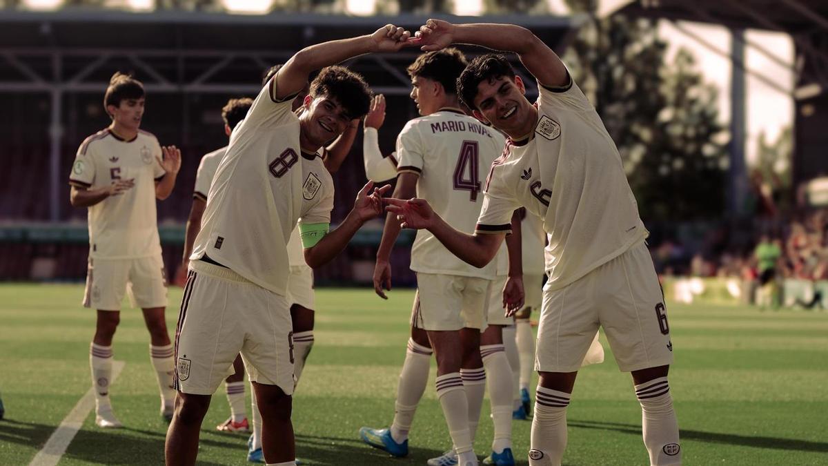 Quim Junyent, a l'esquerra, celebra el seu gol a l'europeu amb el blaugrana Xavi Espart