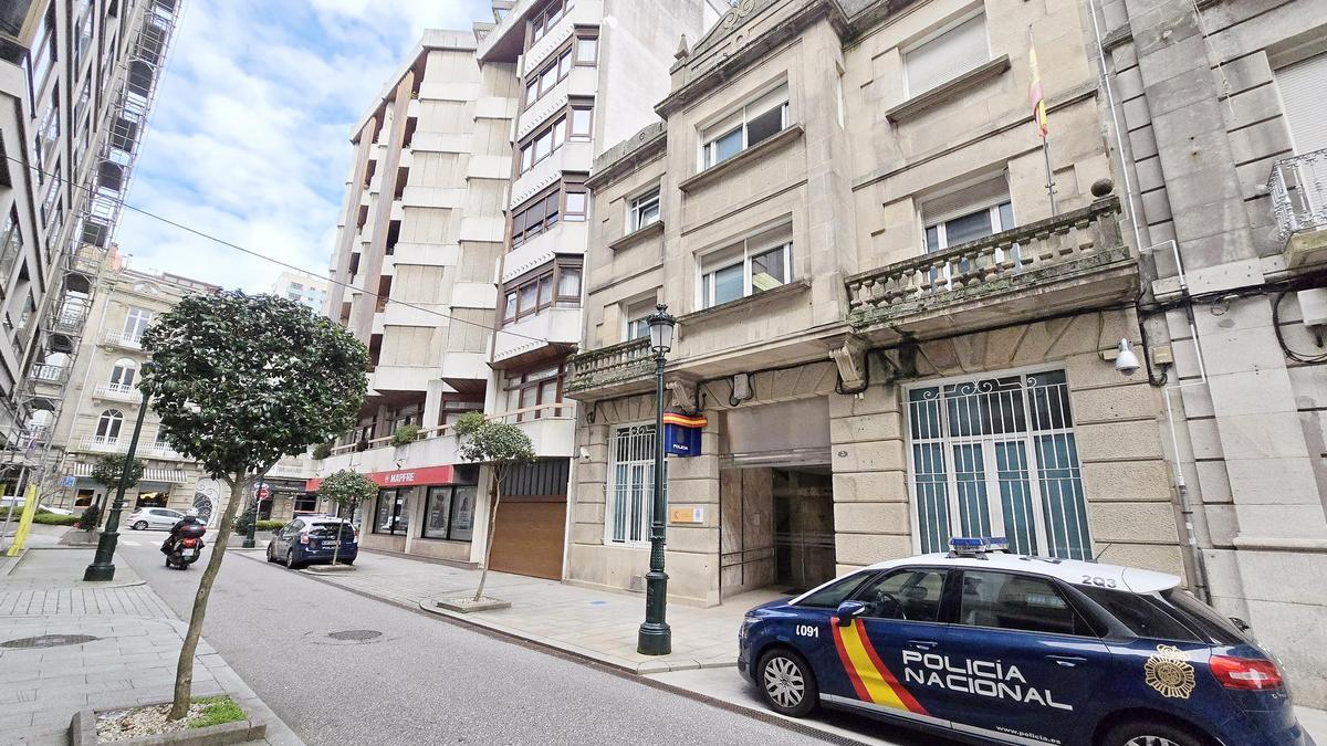 Un vehículo de la Policía Nacional ante la comisaría de Luis Taboada.