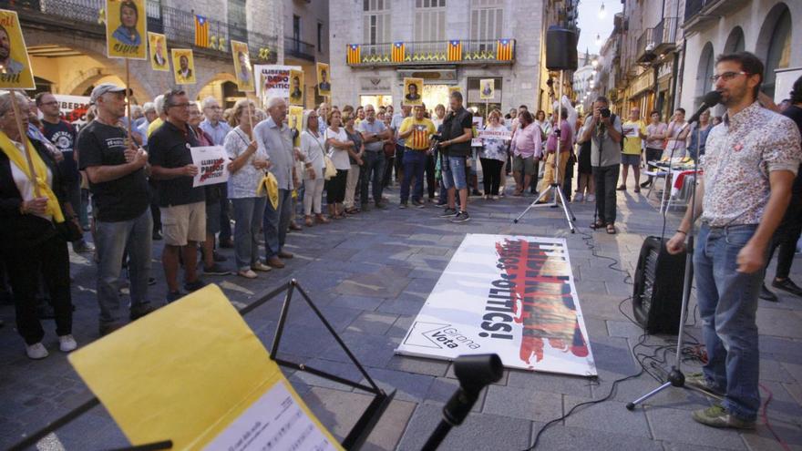 Sergi Font, a la dreta, en una de les concentracions dels dilluns a la Plaça del Vi.  | MARC MARTÍ