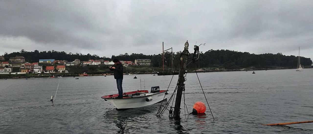 Palos que sobresalen en el muelle de O Xufre del velero “Tina Hosted”, hundido en diciembre.