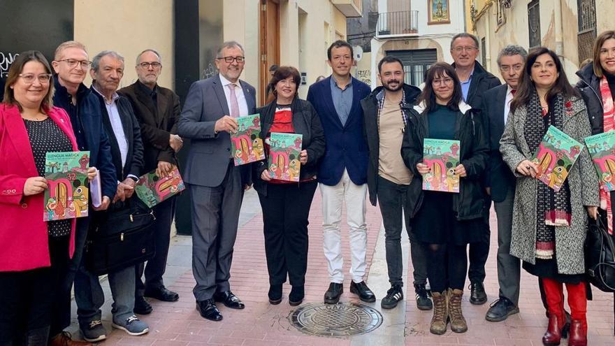 Ruth Sanz, Manel Pitarch, Vicent Pitarch, Xipell, José Martí, Verònica Cantó, Francesc Mezquita i altres representats de la Plataforma per la Llengua i la Universitat Jaume I, com la vicerectora Carmen Lázaro, ahir. | JAVIER VILAR