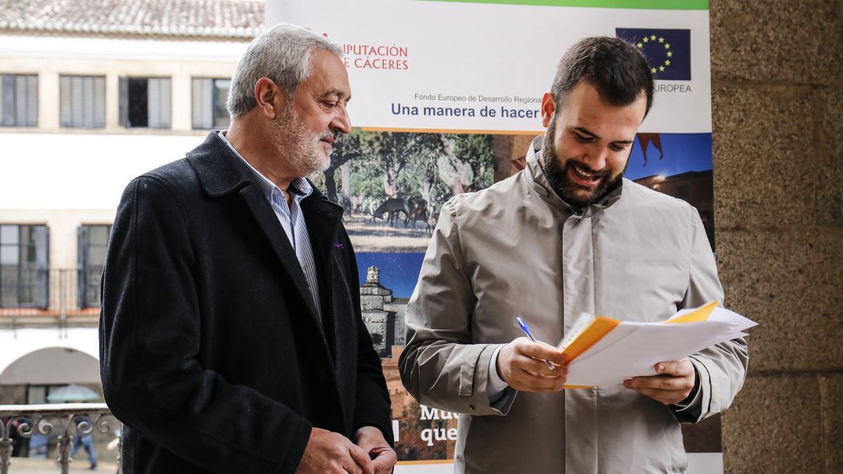 Carlos Carlos y Luis Salaya, este miércoles, en la visita institucional a Gran Vía.